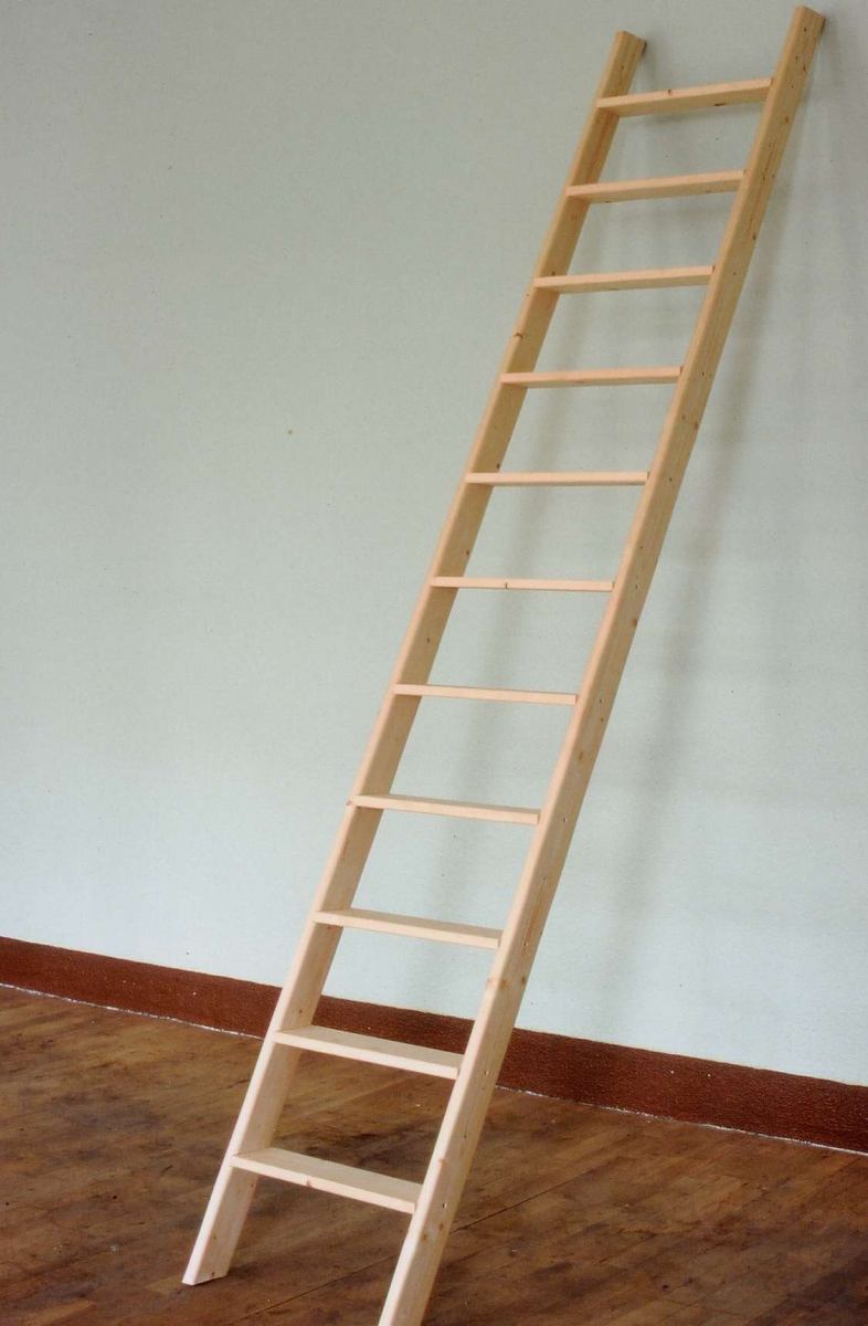 приставная лестница из дерева